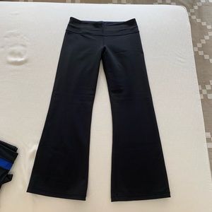 Black and blue reversible lululemon yoga pants